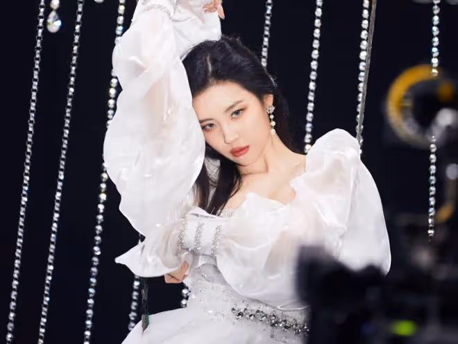 她是韓國頂級「美腿」,五官酷似劉亦菲,果然美人大多相似!