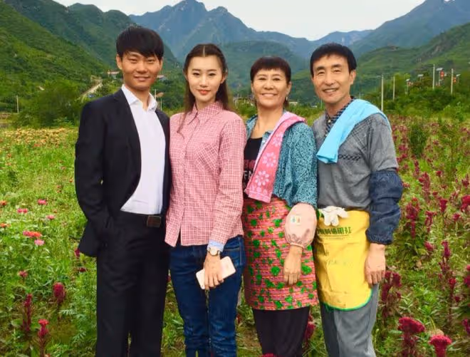 鞏漢林演員兒媳豪宅慶生!依偎老公大秀恩愛,倆女兒長得太像爺爺