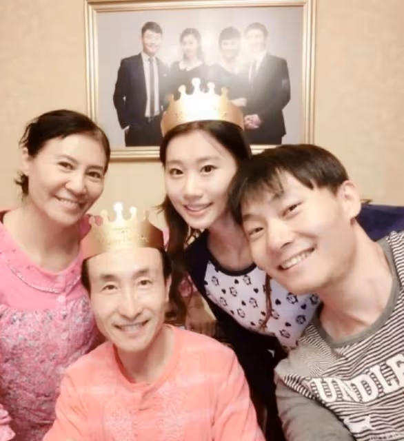 鞏漢林演員兒媳豪宅慶生!依偎老公大秀恩愛,倆女兒長得太像爺爺