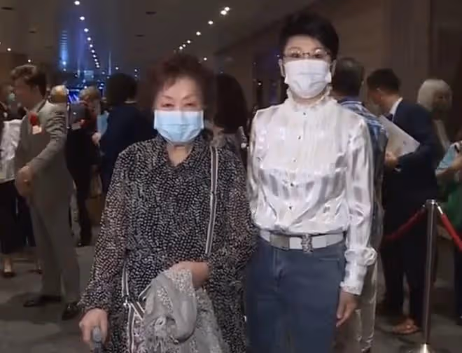 楚原去世8個月!87歲遺孀首露面因太難過瘦9斤,不慎跌倒需拄拐杖