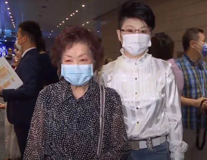 楚原去世8個月!87歲遺孀首露面因太難過瘦9斤,不慎跌倒需拄拐杖