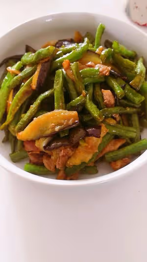 家庭版茄子燒豆角（少油，完美地解決了茄子吸油問題）