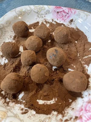 最簡單的松露巧克力，只要兩種食材（消耗可可粉）
