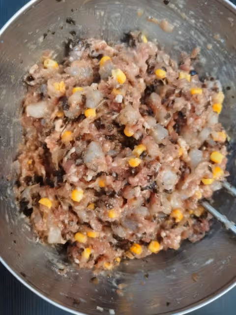 超有料的小餛飩餡（豬肉蝦仁木耳玉米粒）