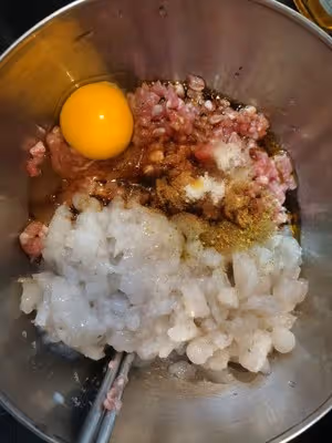 超有料的小餛飩餡（豬肉蝦仁木耳玉米粒）