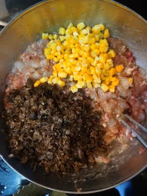 超有料的小餛飩餡（豬肉蝦仁木耳玉米粒）
