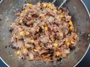 超有料的小餛飩餡（豬肉蝦仁木耳玉米粒）