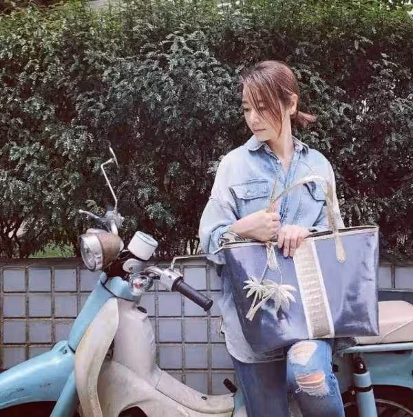 林心如曬美照,老公霍建華視覺下襯衫破洞褲,配馬尾辮美得認不出