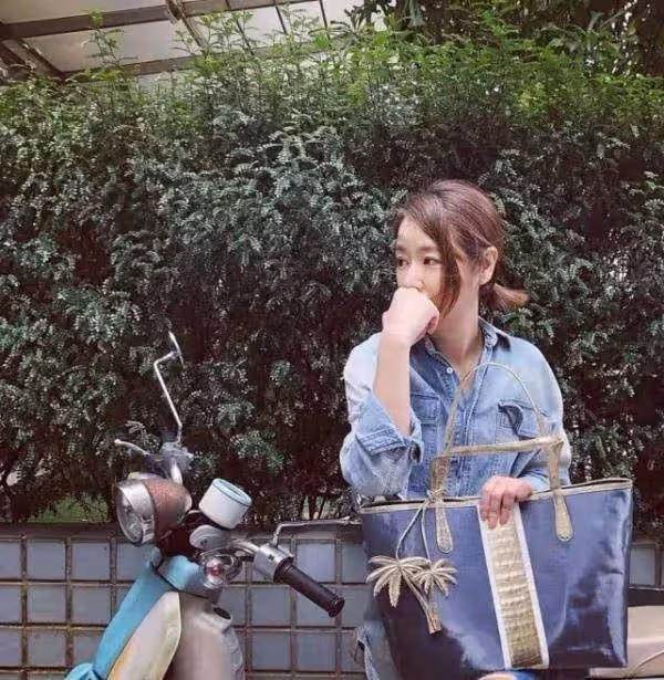 林心如曬美照,老公霍建華視覺下襯衫破洞褲,配馬尾辮美得認不出