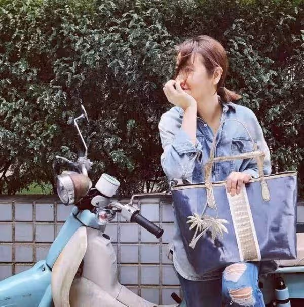 林心如曬美照,老公霍建華視覺下襯衫破洞褲,配馬尾辮美得認不出