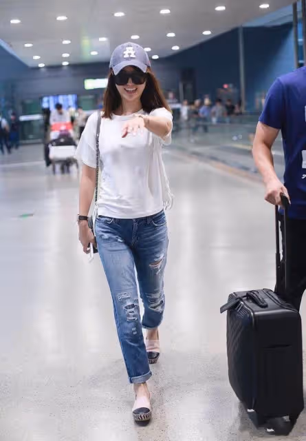 林心如曬美照,老公霍建華視覺下襯衫破洞褲,配馬尾辮美得認不出