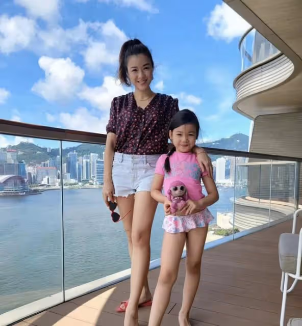 好拼!TVB視帝妻子復出拍戲每天睡一兩個小時,期間不忘陪伴子女