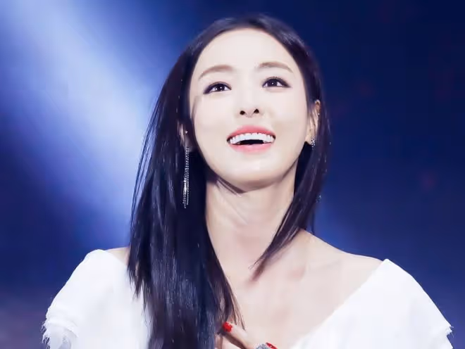 美腿女王李多喜,顏值溫婉氣質卻霸氣不凡,出道18年如今終走紅