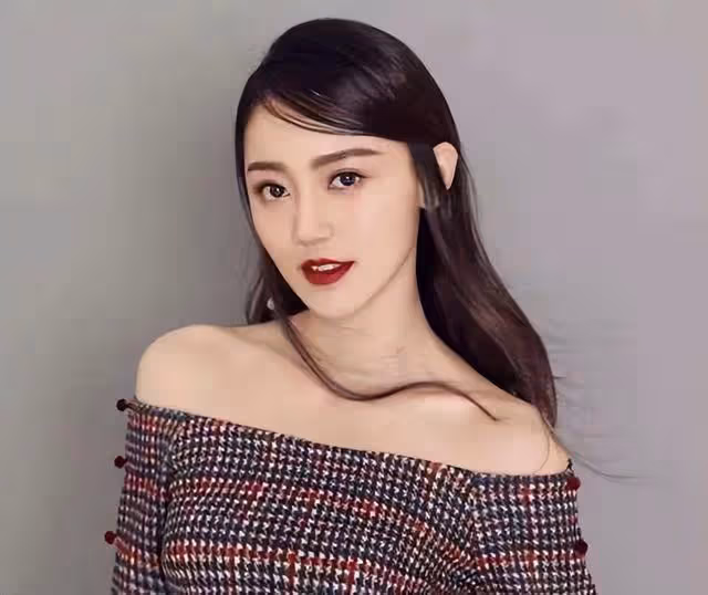 人稱日本「黑寡婦」,她坐擁多名帥氣男子,堪稱「現代版武則天」