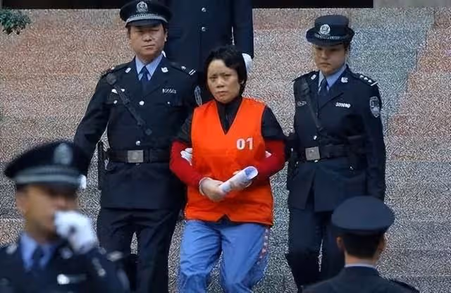 人稱日本「黑寡婦」,她坐擁多名帥氣男子,堪稱「現代版武則天」