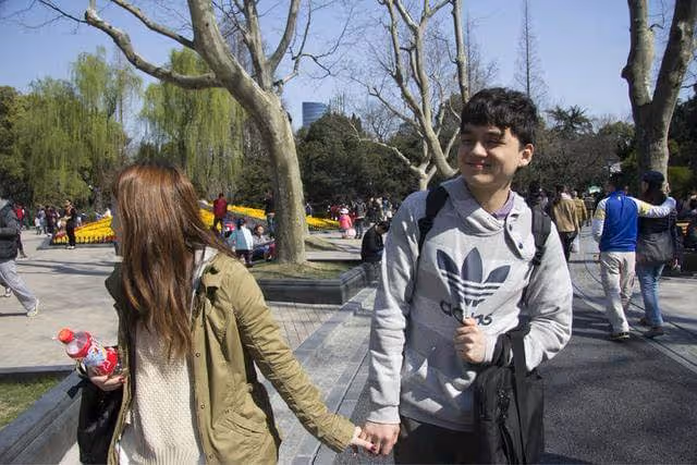 糟糠妻又胖又醜沒工作,離婚當天媽媽放鞭炮慶祝,10天後前妻送回好消息,我跪求復婚