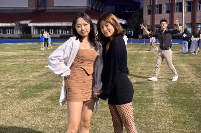 賈靜雯17歲女兒曬性感照，穿漁網襪坐洗手台自拍，美腿矚目顯成熟