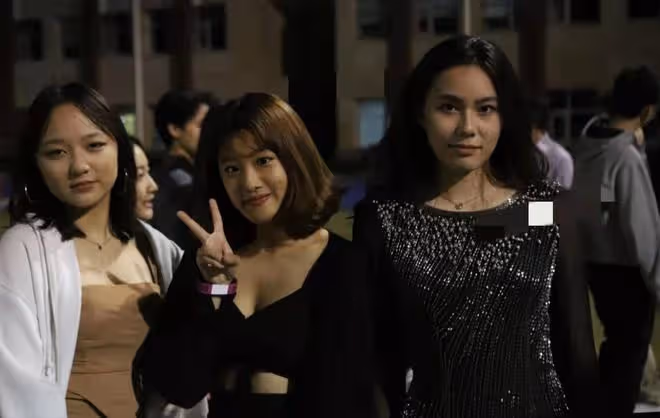 賈靜雯17歲女兒曬性感照，穿漁網襪坐洗手台自拍，美腿矚目顯成熟
