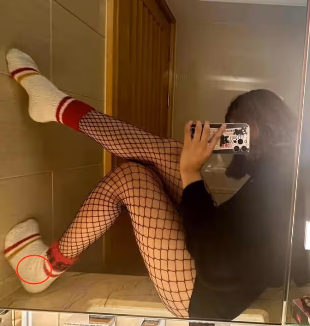 賈靜雯17歲女兒曬性感照，穿漁網襪坐洗手台自拍，美腿矚目顯成熟