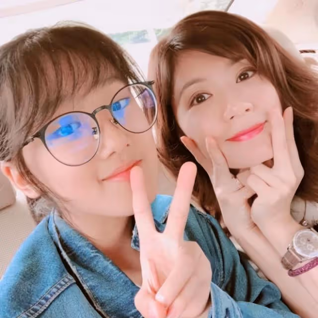 賈靜雯17歲女兒曬性感照,穿漁網襪坐洗手台自拍,美腿矚目顯成熟