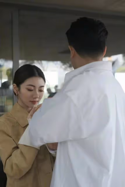 鄭愷前女友官宣新戀情!戴鑽戒曬海邊求婚照,男方顏值不輸明星
