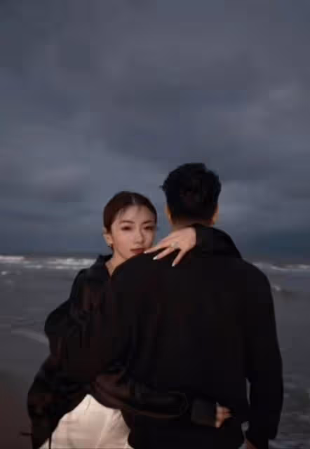 鄭愷前女友官宣新戀情!戴鑽戒曬海邊求婚照,男方顏值不輸明星