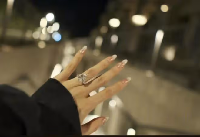 鄭愷前女友官宣新戀情!戴鑽戒曬海邊求婚照,男方顏值不輸明星