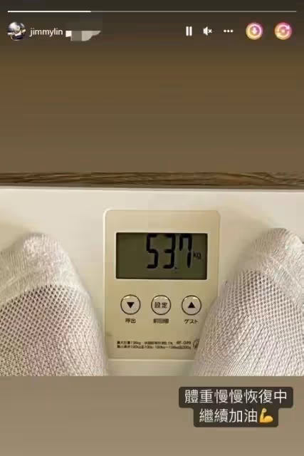林志穎車禍後首露面慶生！身形消瘦久違露笑，雙手切蛋糕很無力