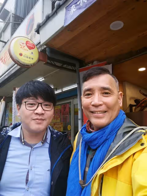 3個哥哥到外地念書,資深男星照顧智能不足弟,從小帶到大弟弟不幸離開,他愧疚:一直有虧欠