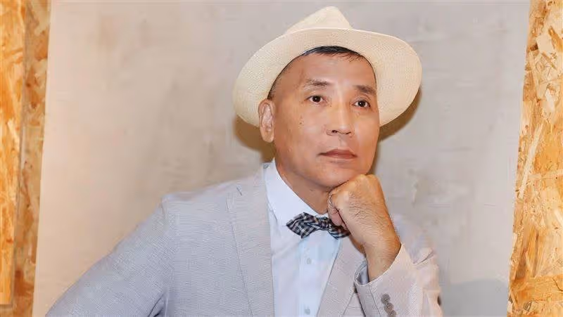 3個哥哥到外地念書,資深男星照顧智能不足弟,從小帶到大弟弟不幸離開,他愧疚:一直有虧欠