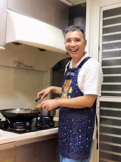 3個哥哥到外地念書,資深男星照顧智能不足弟,從小帶到大弟弟不幸離開,他愧疚:一直有虧欠