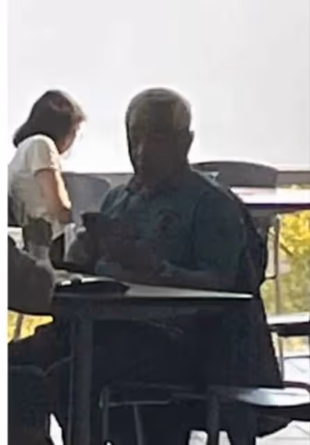秦沛國外吃盒飯被偶遇!77歲頭髮花白身體硬朗,穿著樸素接地氣