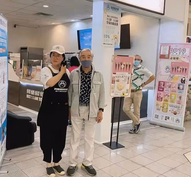 秦沛國外吃盒飯被偶遇!77歲頭髮花白身體硬朗,穿著樸素接地氣