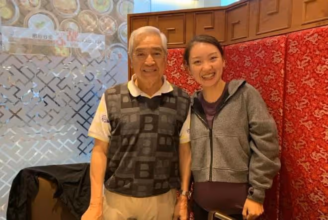 秦沛國外吃盒飯被偶遇!77歲頭髮花白身體硬朗,穿著樸素接地氣