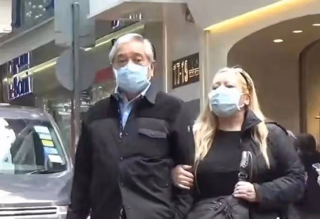 秦沛國外吃盒飯被偶遇!77歲頭髮花白身體硬朗,穿著樸素接地氣