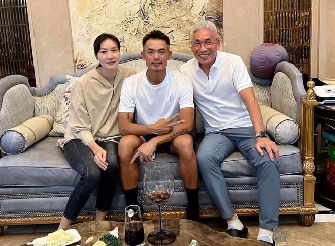 39歲林丹攜妻兒豪宅內慶生!謝杏芳素顏罕秀恩愛,5歲兒子神似媽