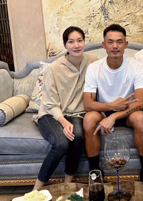 39歲林丹攜妻兒豪宅內慶生!謝杏芳素顏罕秀恩愛,5歲兒子神似媽