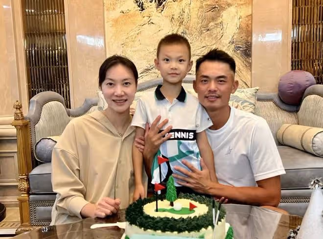 39歲林丹攜妻兒豪宅內慶生!謝杏芳素顏罕秀恩愛,5歲兒子神似媽