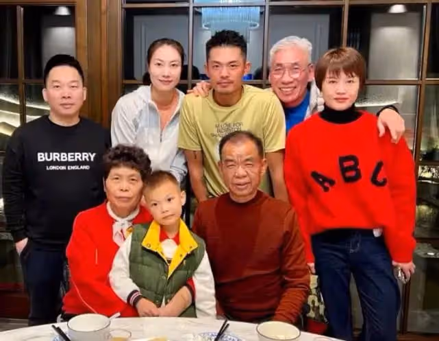 39歲林丹攜妻兒豪宅內慶生!謝杏芳素顏罕秀恩愛,5歲兒子神似媽