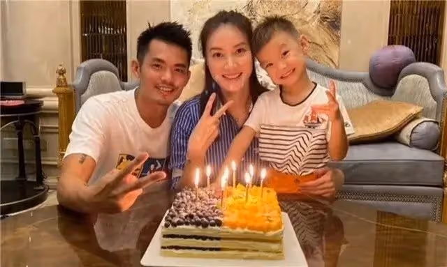39歲林丹攜妻兒豪宅內慶生!謝杏芳素顏罕秀恩愛,5歲兒子神似媽