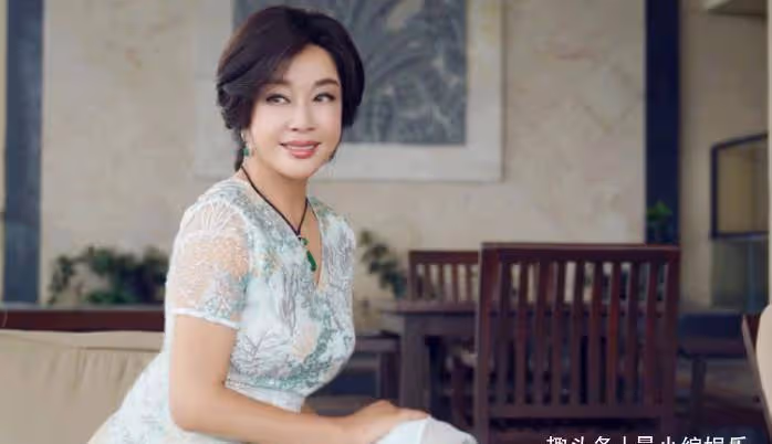 68歲劉曉慶曬運動視頻,身穿緊身衣大秀好身材,四嫁富豪生活瀟灑