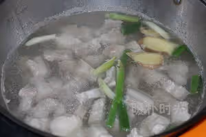 紅燒肉燉土豆乾