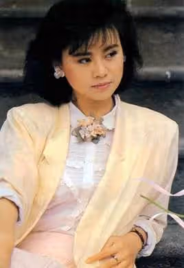 玉女歌手李碧華近照罕曝光，蒼老成普通人，退出歌壇住上億豪宅「卻節儉開10多年老車」：盼她再度復出！