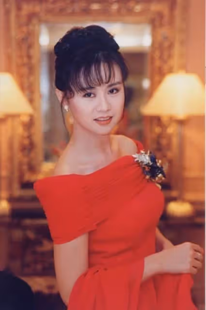 玉女歌手李碧華近照罕曝光，蒼老成普通人，退出歌壇住上億豪宅「卻節儉開10多年老車」：盼她再度復出！