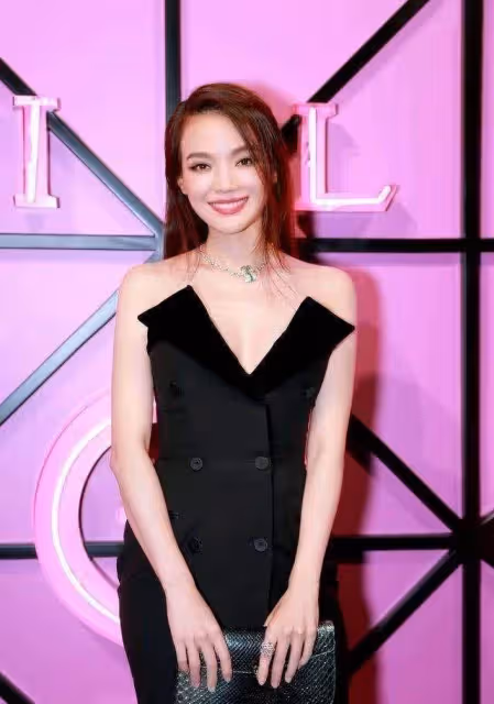 舒淇為撈金真拼！「內衣外穿」還要開幾個洞，舉手投足韻味十足！