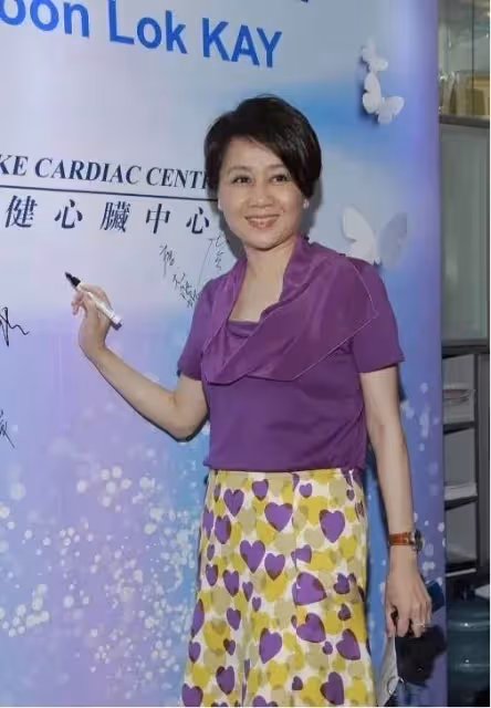 謝霆鋒媽真愛美！70歲年齡穿成40歲，同框小9歲賭王四太狀態完勝