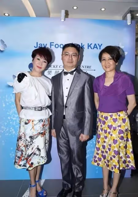 謝霆鋒媽真愛美！70歲年齡穿成40歲，同框小9歲賭王四太狀態完勝