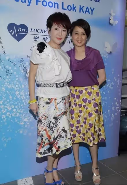 謝霆鋒媽真愛美！70歲年齡穿成40歲，同框小9歲賭王四太狀態完勝