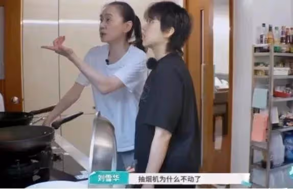 丈夫走後10年,資深女星獨居電視整天開著不會上網用手機,連抽油煙機也不知感慨:老來很吃力