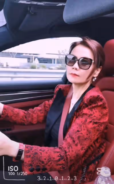 周冰倩開百萬豪車出行！湖南台昔日一哥罕露面，身材發福認不出
